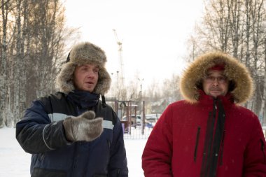 İnşaat alanındaki yükleyiciler konuşuyor.