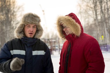 İnşaat alanındaki yükleyiciler konuşuyor.