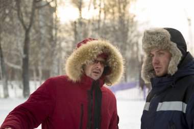 İnşaat alanındaki yükleyiciler konuşuyor.