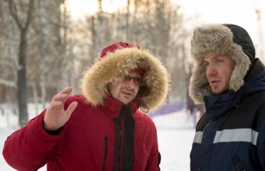 İnşaat alanındaki yükleyiciler konuşuyor.