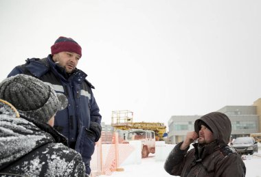 Bir buz kampı inşaatı işçilerin bir planı görüşmek