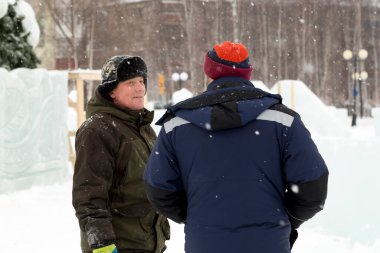 İnşaat alanındaki yükleyiciler konuşuyor.