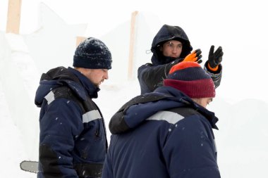 Şantiye buz şehrin işçilerin daha fazla eylem için bir plan tartışmak