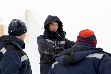 Şantiye buz şehrin işçilerin daha fazla eylem için bir plan tartışmak