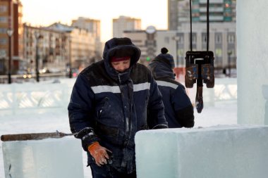 Montaj alanındaki buz bloğundaki bağlayıcılar