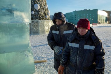 Montaj alanındaki buz bloğundaki bağlayıcılar