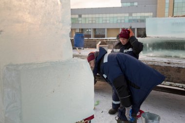 Montaj alanındaki buz bloğundaki bağlayıcılar