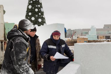 İlerideki bir eylem için bir plan montajcılar buz kamp inşaat sahasında tartışmak