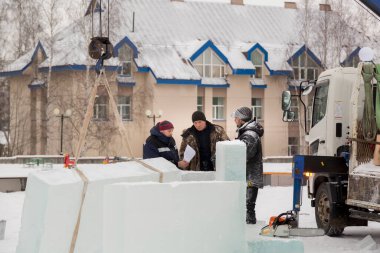 İlerideki bir eylem için bir plan montajcılar buz kamp inşaat sahasında tartışmak