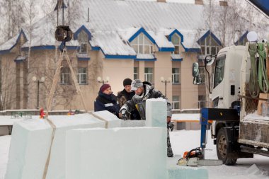 İlerideki bir eylem için bir plan montajcılar buz kamp inşaat sahasında tartışmak