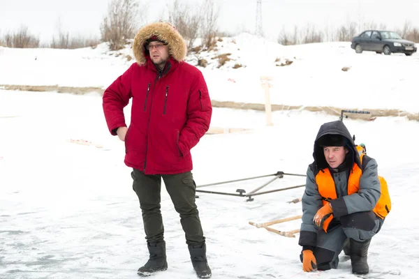 Fitters Winter Gear Having Conversation Ice Frozen Lake — Stock Photo, Image