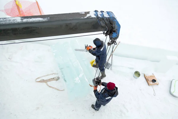Montér Přestřihne Ledový Panel Benzínovou Pilou — Stock fotografie