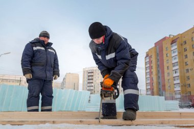 Elektrikli testereyle kesilmiş bir testerenin portresi.
