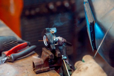 TIG kaynakçısı bir arabanın alüminyum parçasını kaynaklıyor