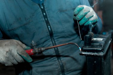 Gaz lambasıyla büyük bir araba radyatörünü kaynaklıyorum.