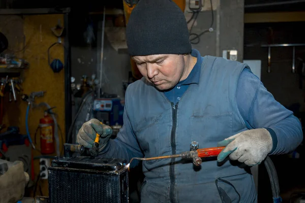 Cuivreur Nettoie Radiateur Voiture Avec Une Brosse Brûleur Gaz — Photo