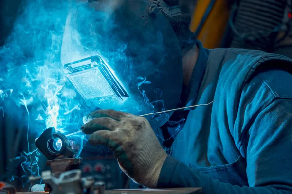 Tukang Las Tig Mengelas Bagian Aluminium Dari Mobil Stok Foto
