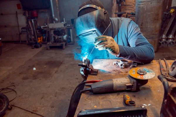 Tig Lasser Lassen Een Aluminium Deel Van Een Auto Rechtenvrije Stockafbeeldingen