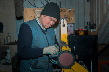 Kasetteki usta zümrüt makinası ayrıntıları keskinleştirir.