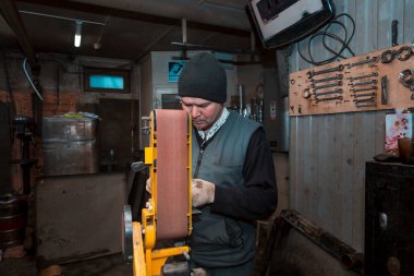 Kasetteki usta zümrüt makinası ayrıntıları keskinleştirir.