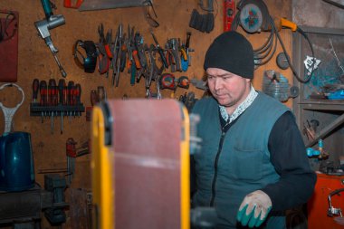 Kasetteki usta zümrüt makinası ayrıntıları keskinleştirir.