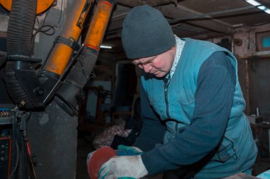 Kasetteki usta zümrüt makinası ayrıntıları keskinleştirir.