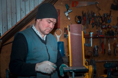 Kasetteki usta zümrüt makinası ayrıntıları keskinleştirir.