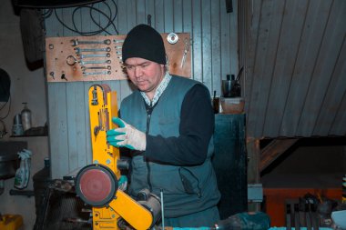 Kasetteki usta zümrüt makinası ayrıntıları keskinleştirir.