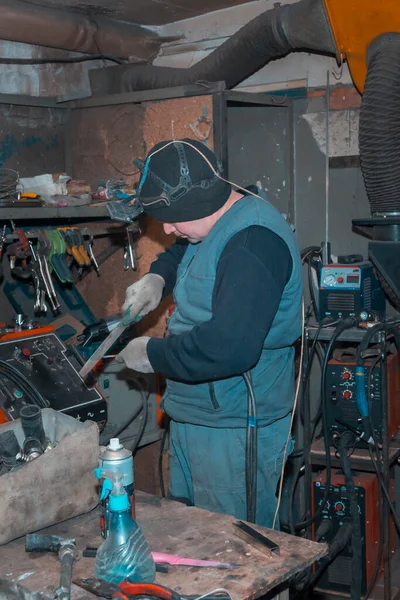 Soudeur Gaz Nettoyage Brûleur Gaz Avec Fichier Sur Lieu Travail — Photo