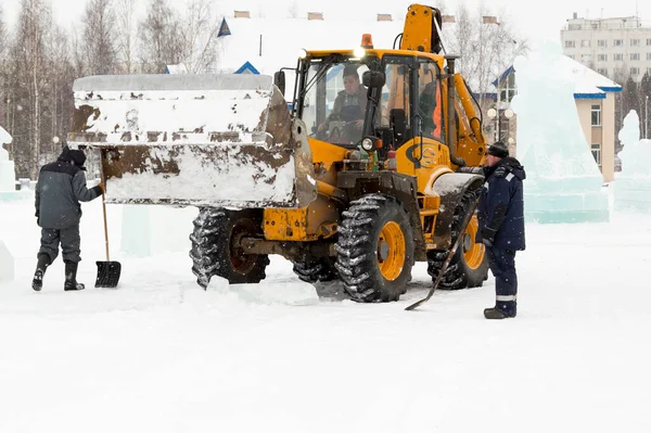 Buz Kasabasından Kar Temizleyen Kürekleri Olan Inşaatçılar — Stok fotoğraf
