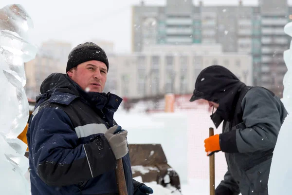 Buz Kasabasından Kar Temizleyen Kürekleri Olan Inşaatçılar — Stok fotoğraf