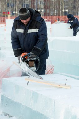 İnşaat işçisi testere ile bir buz levha testereleri