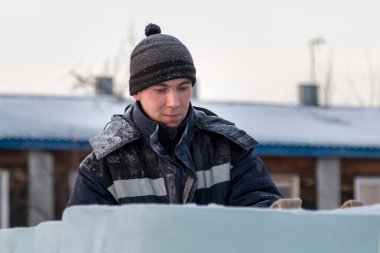 Buz panellerinin kurulumunda kışlık teçhizat yükleyici