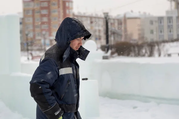 Buz Kasabasının Inşaat Alanında Mavi Kapüşonlu Ceketli Bir Işçinin Portresi — Stok fotoğraf