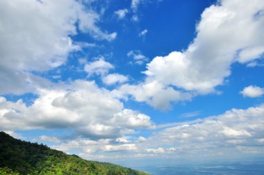 Beyaz bulutlu mavi gökyüzü