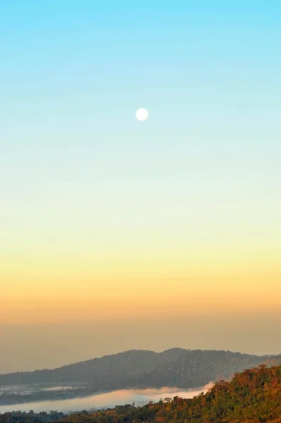 Sabah ay doğuyor.