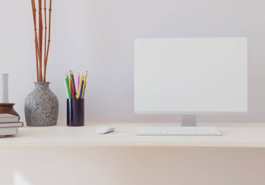 Oturma odasında masası olan beyaz bir duvar.