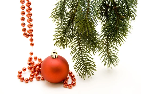 Рождественский мяч с цепочкой из бусин — стоковое фото