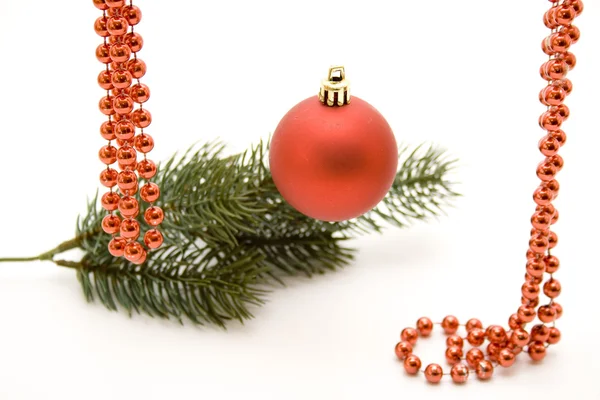 Kerstmis bal met parel ketting — Stockfoto