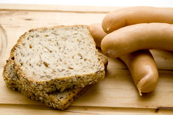 Ruwe worst met brood — Stockfoto