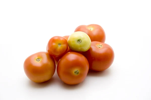 Tomates frescos sobre fondo blanco —  Fotos de Stock