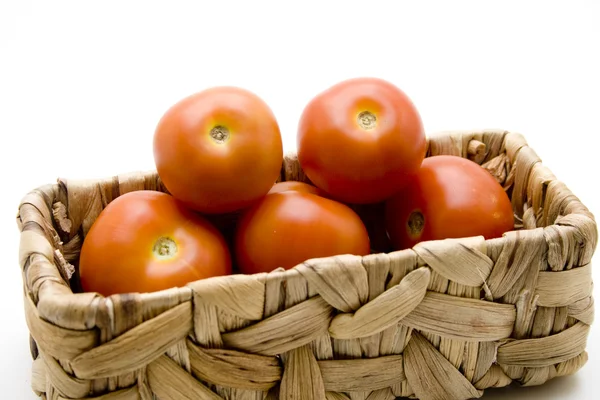 Świeże pomidory w koszyku — Zdjęcie stockowe