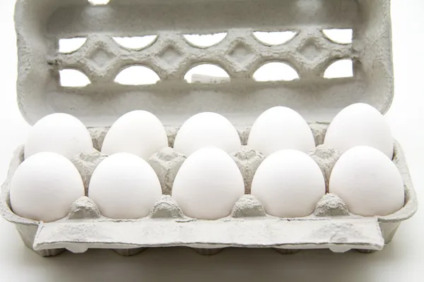계란 판지에 있는 계란 스톡 사진