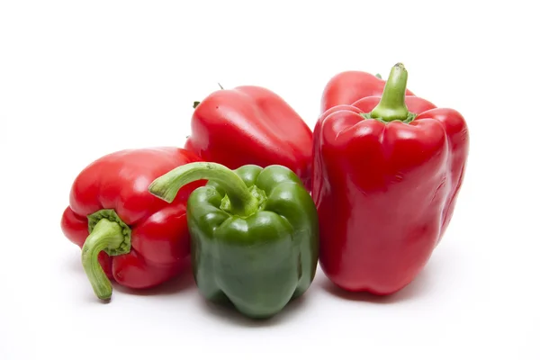 Зеленый и красный перец — стоковое фото