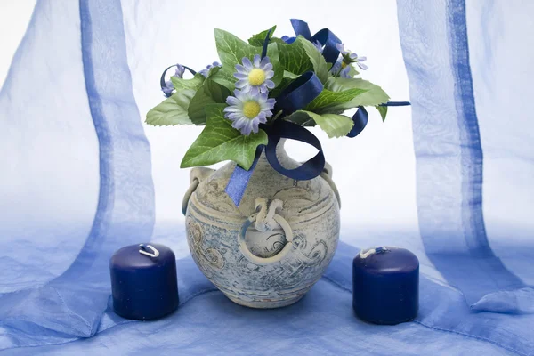 Gyertyák és virágok vázában — Stock Fotó