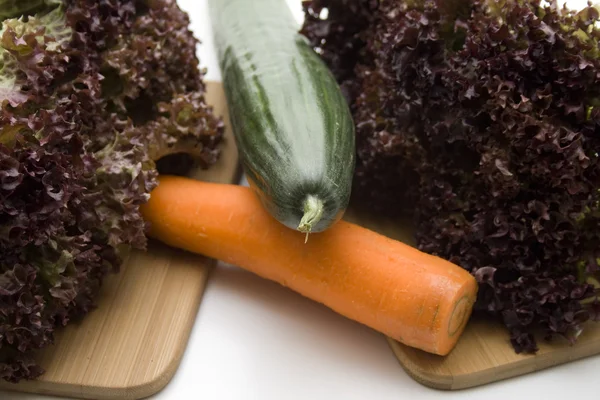 Salat med agurk og gulrot – stockfoto