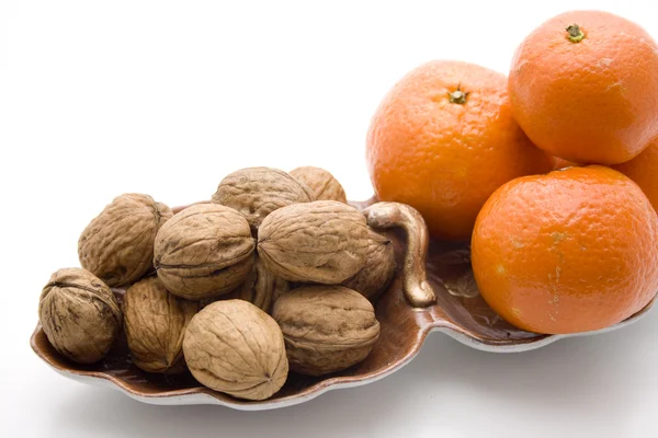 Oranžová mandarinka s ořechy — Stock fotografie