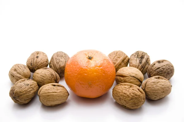 Oranžová mandarinka s ořechy — Stock fotografie