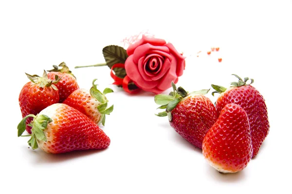 Rosa roja con fresas — Foto de Stock