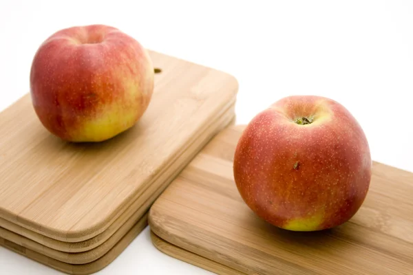Fresh Apple on Wooden plate — Stock Photo, Image